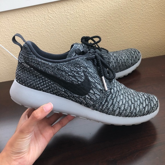 Nike Shoes - Nike Flyknit Roshe Run